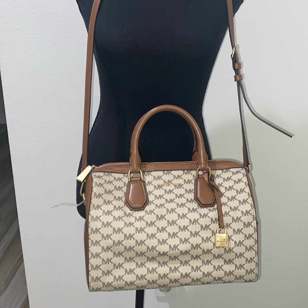 NWOT Michael Kors bag no signs of wear. Stickers are still on bottom.